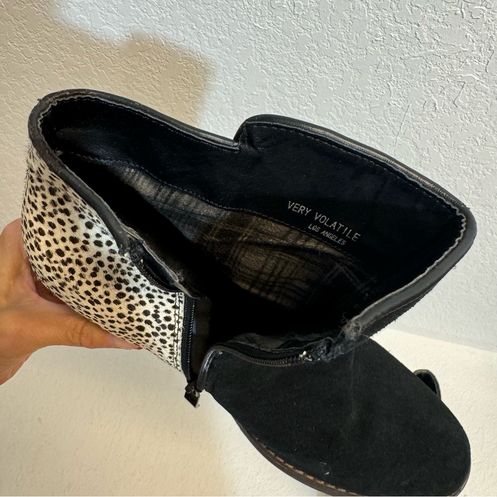 Very Volatile Suede Leather Black and animal print wedge Bootie woman's 10 - Picture 9 of 9